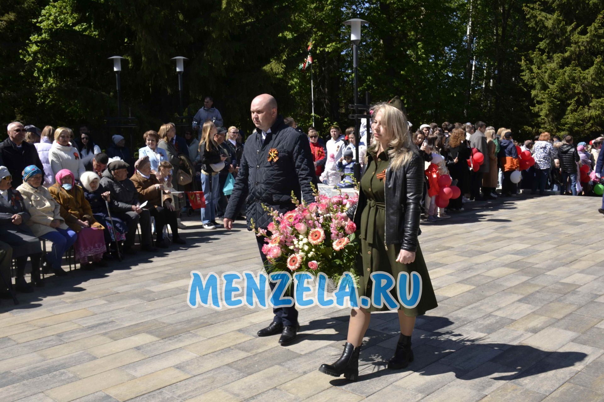 Возложение цветов к мемориалу на празднике 9 Мая. Мензелинск - 2023