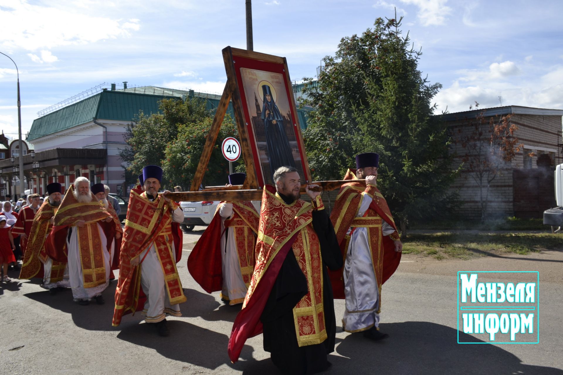 В день памяти преподобномученицы Маргариты в Мензелинске прошли праздничное богослужение и крестный ход