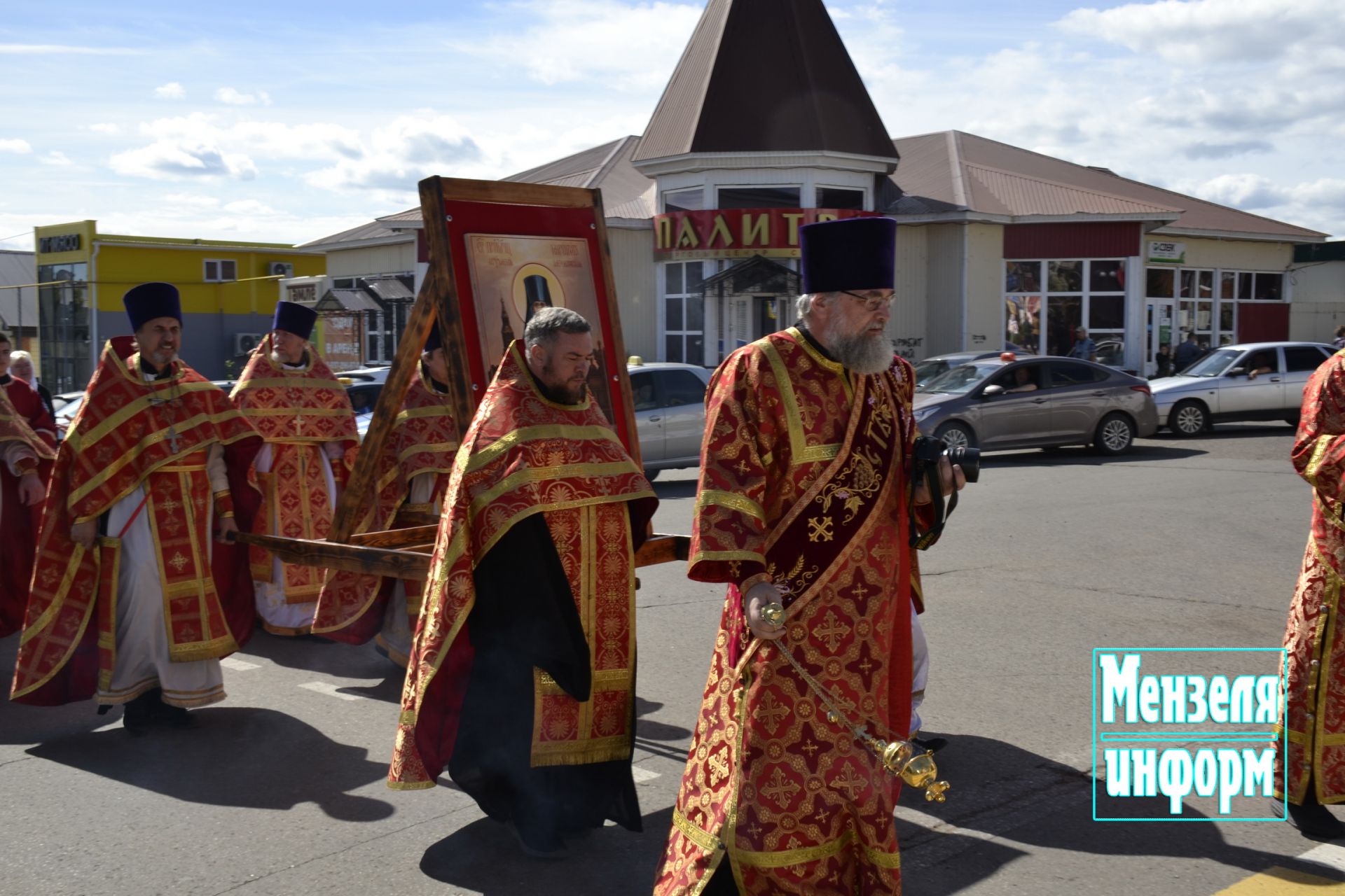 В день памяти преподобномученицы Маргариты в Мензелинске прошли праздничное богослужение и крестный ход