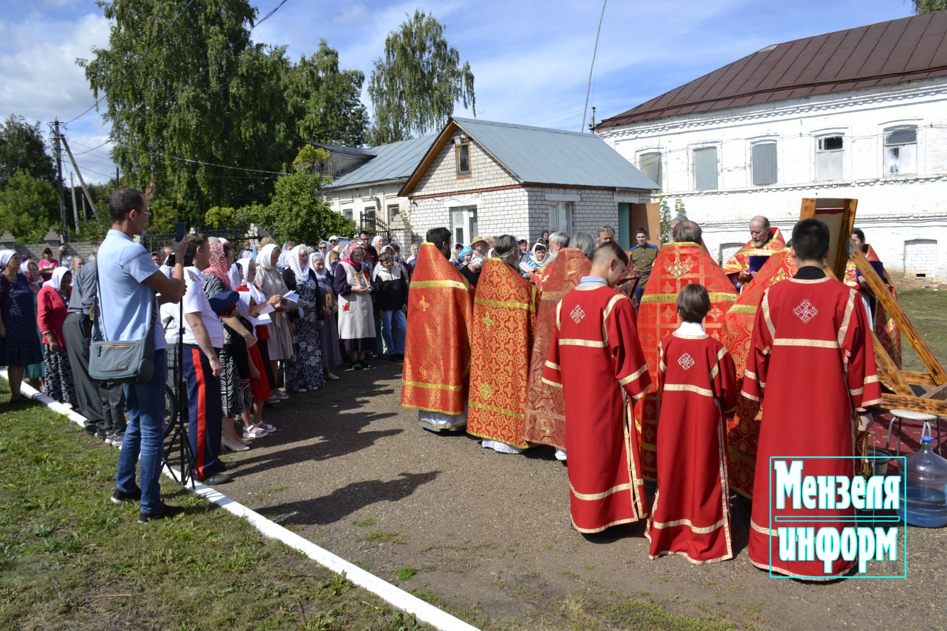 В день памяти преподобномученицы Маргариты в Мензелинске прошли праздничное богослужение и крестный ход