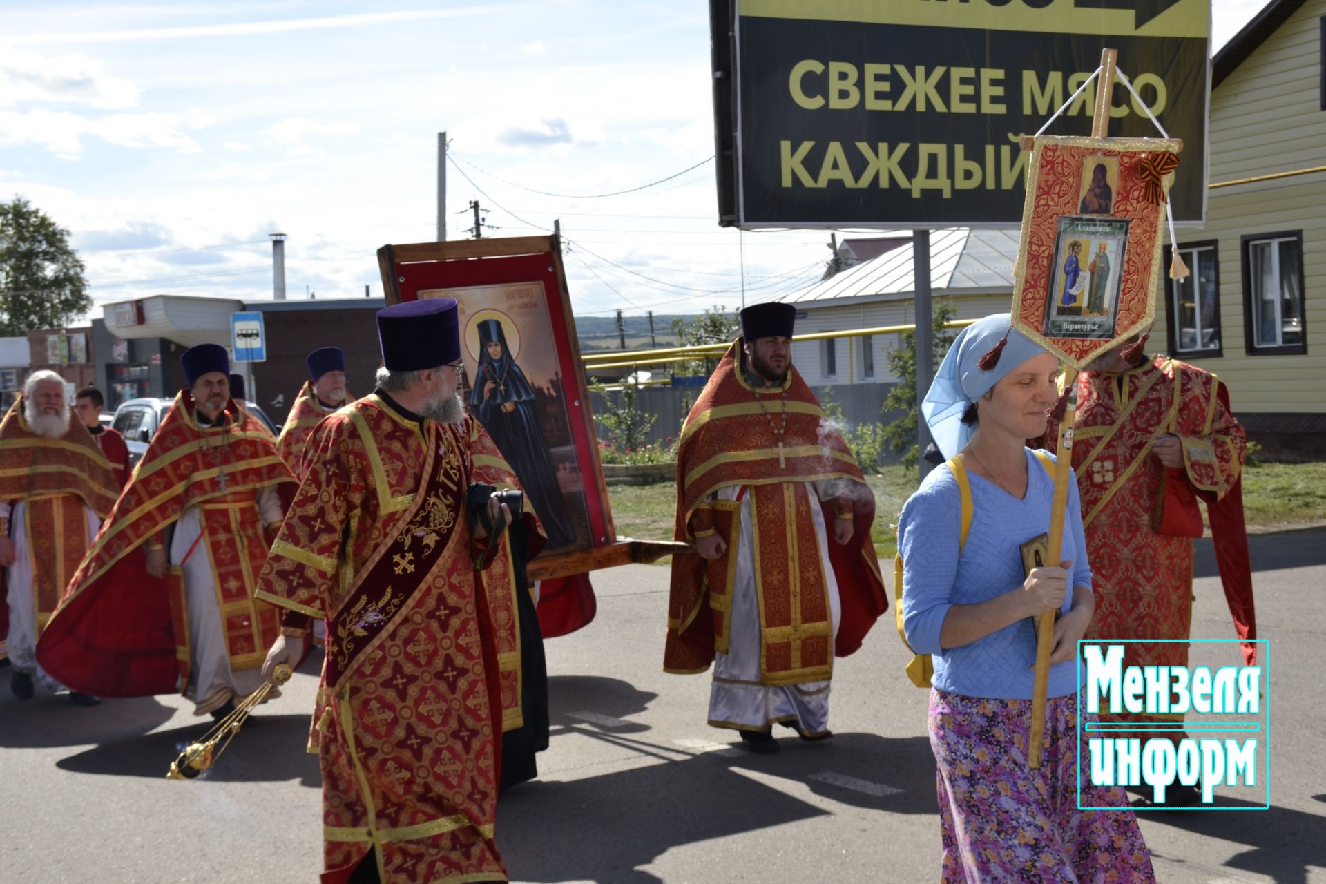 В день памяти преподобномученицы Маргариты в Мензелинске прошли праздничное богослужение и крестный ход