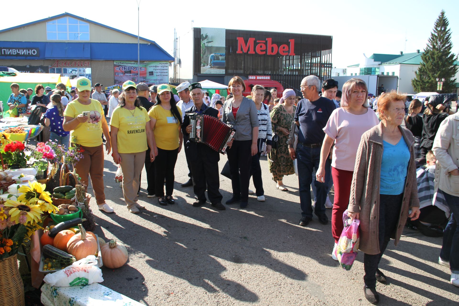 Минзәлә авыл хуҗалыгы җитештерүчеләре беренче көзге ярминкәдә үз продукцияләрен тәкъдим иттеләр