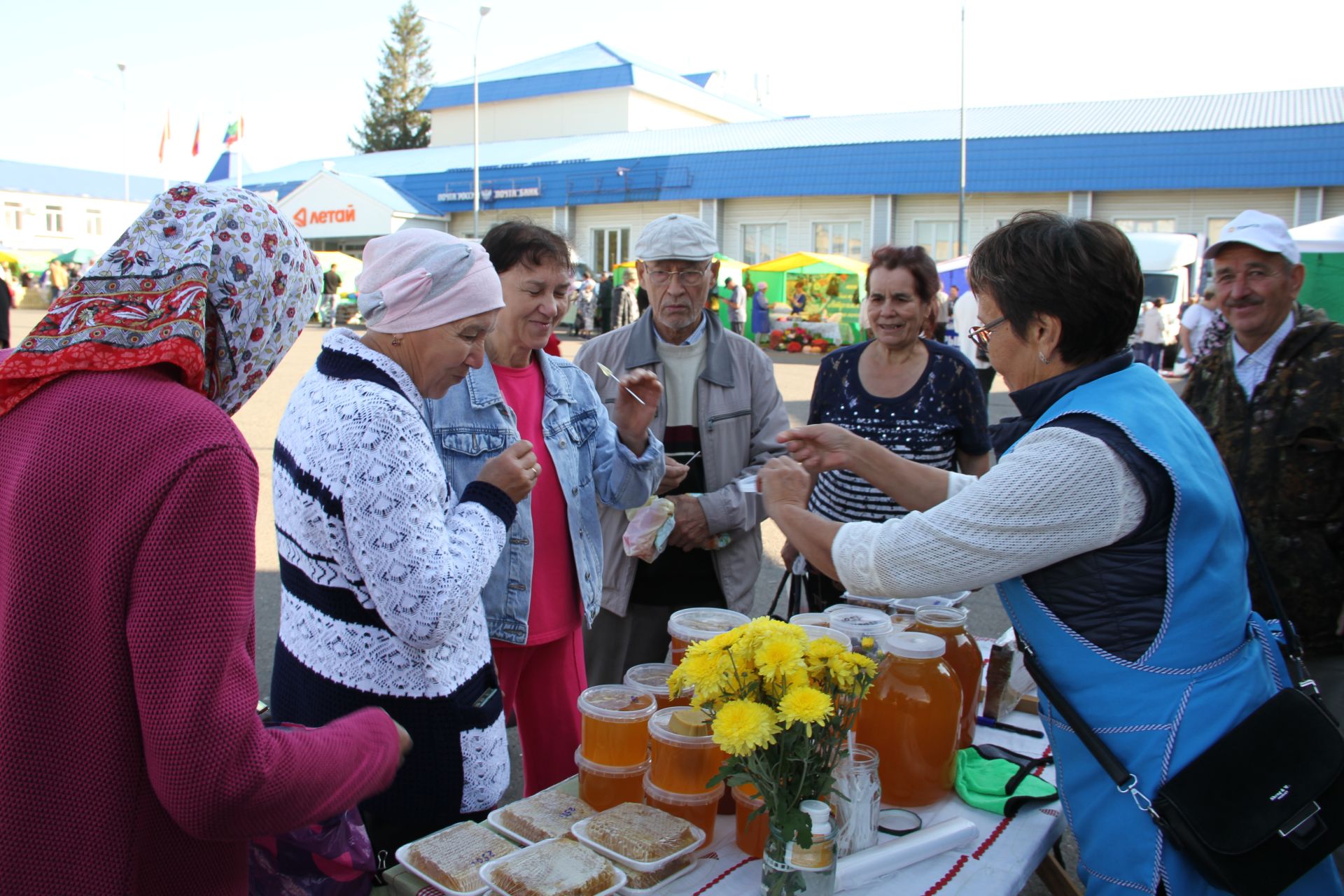 Минзәлә авыл хуҗалыгы җитештерүчеләре беренче көзге ярминкәдә үз продукцияләрен тәкъдим иттеләр