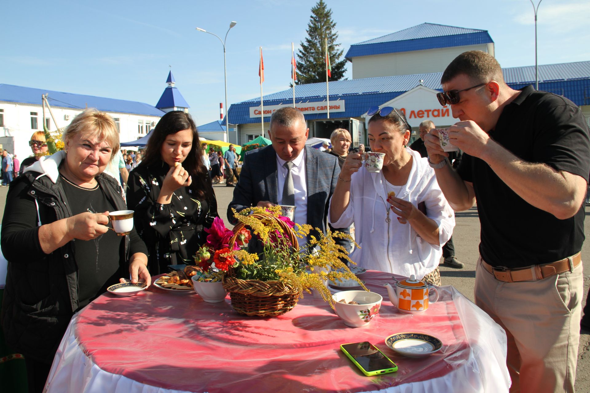 Минзәлә авыл хуҗалыгы җитештерүчеләре беренче көзге ярминкәдә үз продукцияләрен тәкъдим иттеләр