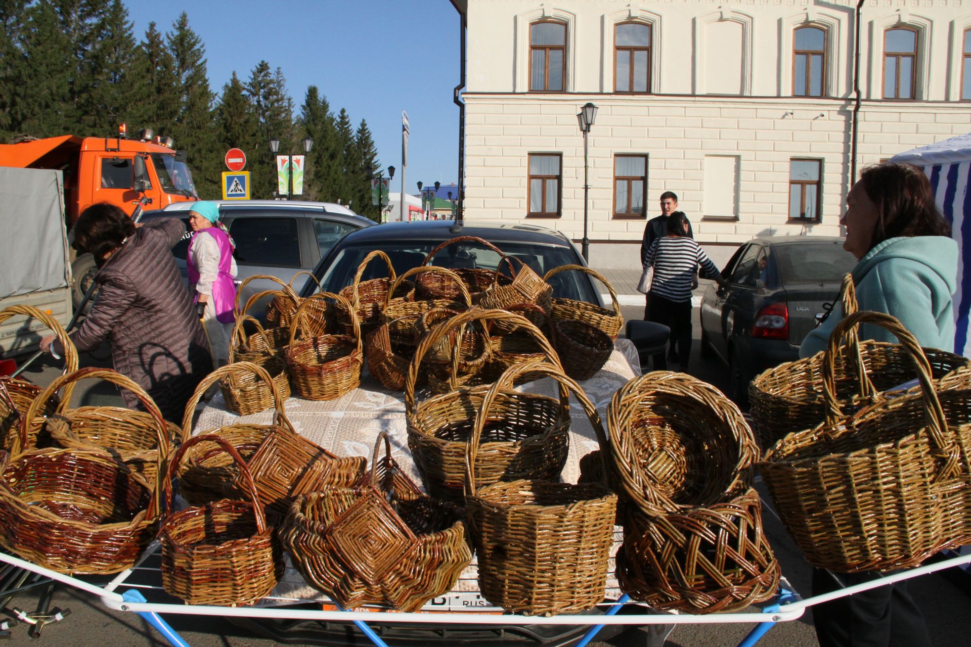 Минзәлә авыл хуҗалыгы җитештерүчеләре беренче көзге ярминкәдә үз продукцияләрен тәкъдим иттеләр