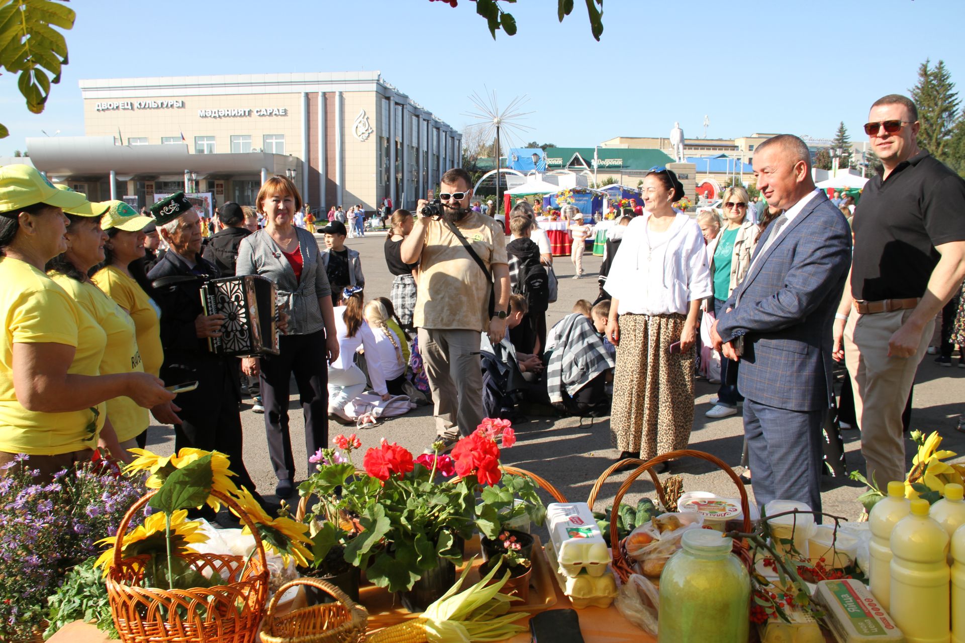 Минзәлә авыл хуҗалыгы җитештерүчеләре беренче көзге ярминкәдә үз продукцияләрен тәкъдим иттеләр