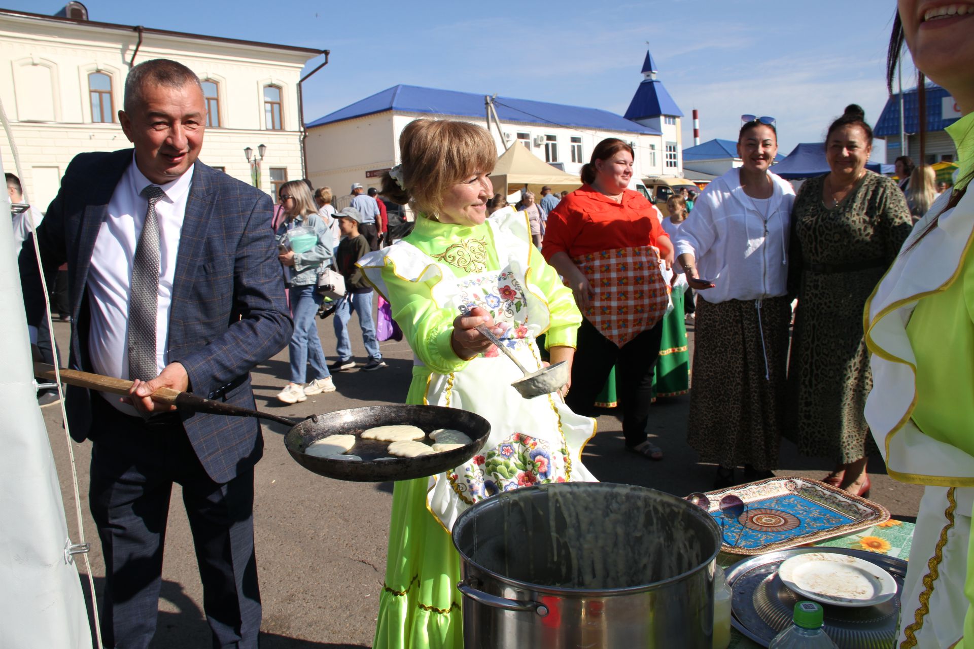 Минзәлә авыл хуҗалыгы җитештерүчеләре беренче көзге ярминкәдә үз продукцияләрен тәкъдим иттеләр