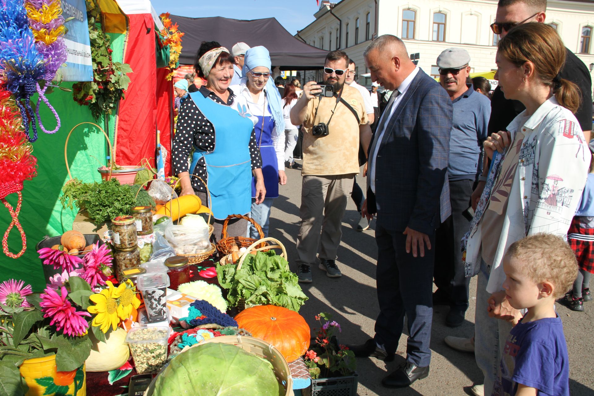 Минзәлә авыл хуҗалыгы җитештерүчеләре беренче көзге ярминкәдә үз продукцияләрен тәкъдим иттеләр