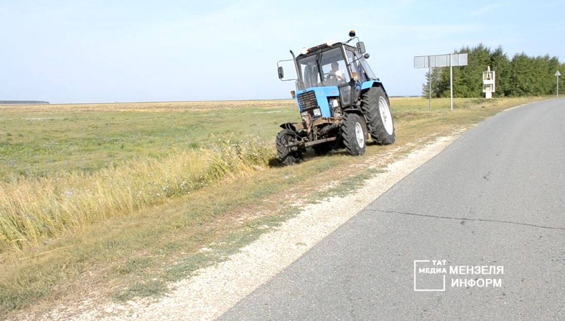 Иркәнәш авыл җирлеге тракторы юл кырларын чаба