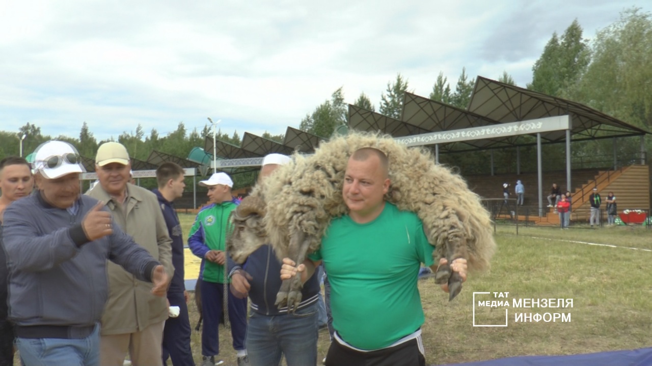 Айдар Салахов Минзәлә Сабантуе көрәшчеләрнен хөрмәтләде