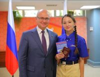 Первый заместитель Руководителя Администрации Президента Сергей Кириенко вручил Рахматуллиной Юлии паспорт