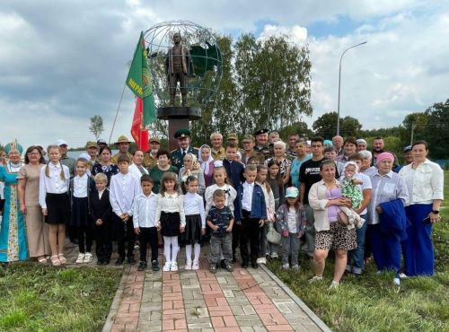 Двойной праздник в Воровском: Российский флаг и память о воинах-интернационалистах