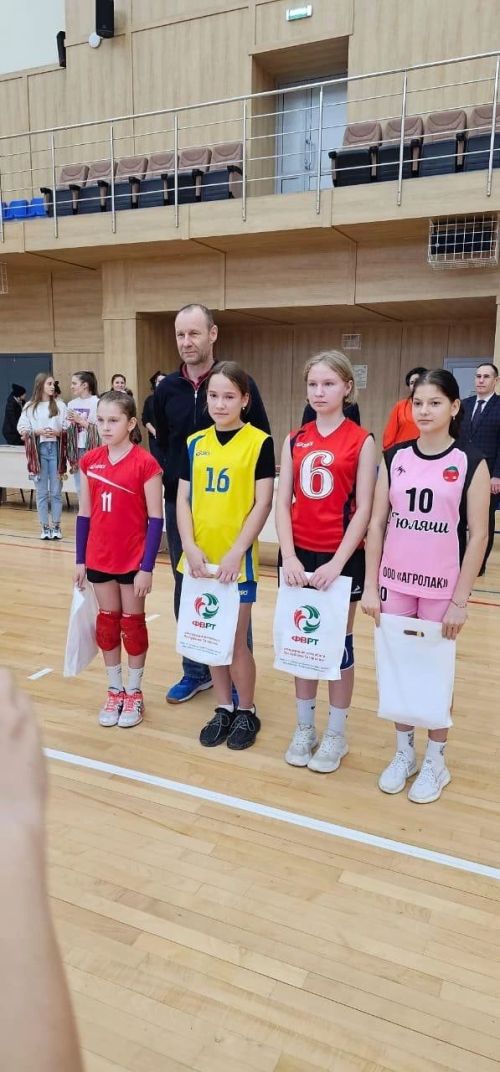 Беспалов әзерләгән команда волейбол буенча ТР беренчелегендә 2 урын яулады