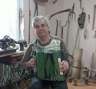 Разиф Габдуллин играет на гармони- экспонате музея Евгения Салмина.