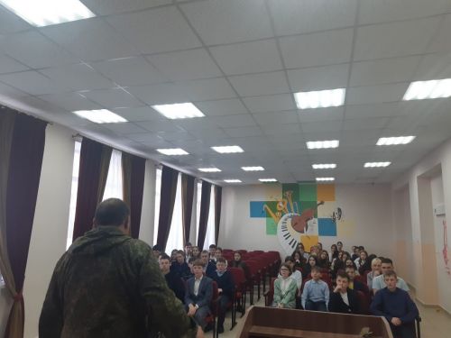 В СОШ №2 г. Мензелинск состоялся Урок мужества с участием приехавшего в отпуск мобилизованного