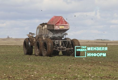 Земледельцы вносят минеральные удобрения