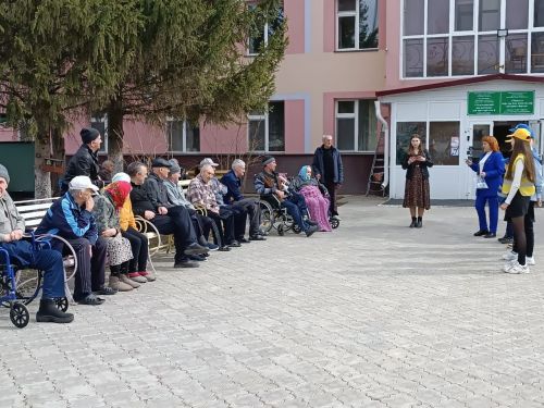 Отряд ЮИД СОШ № 2 напомнил жителям дома -интерната о правилах дорожного движения