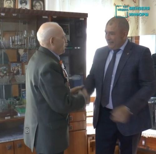 Ветеран Великой Отечественной войны Михаил Яковлевич Тихонов принимает поздравления