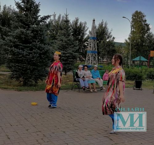 Авыл үзешчәннәре Минзәлә халкын биетте дә, җырлатты да