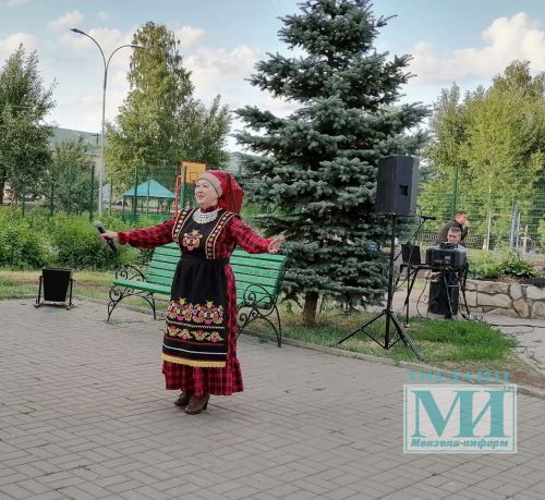 Авыл үзешчәннәре Минзәлә халкын биетте дә, җырлатты да