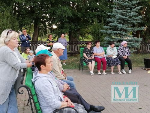 Авыл үзешчәннәре Минзәлә халкын биетте дә, җырлатты да