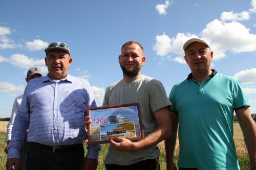 Глава Мензелинского района вручил премии передовым комбайнерам
