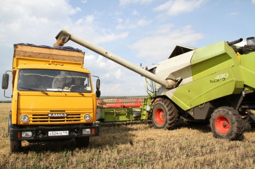Земледельцы Мензелинского района перешагнули экватор уборки