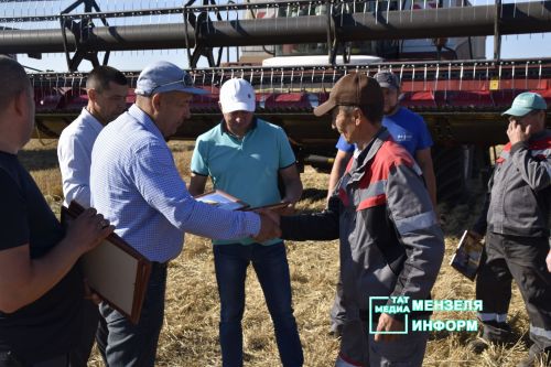 Мензелинские комбайнеры обмолачивают зерно на полях Азнакаева и Муслюмова
