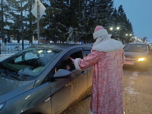 В новогодние дни сотрудники Госавтоинспекции по Мензелинскому району, совместно с сотрудниками полиции, ПДН и ГБУ БДД в костюмах Деда Мороза и Снегурочки провели акцию «С новым годом, водитель!»