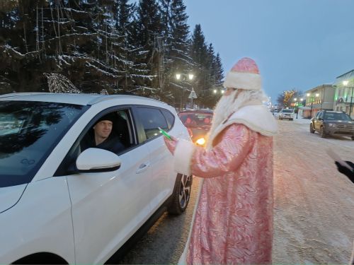 В новогодние дни сотрудники Госавтоинспекции по Мензелинскому району, совместно с сотрудниками полиции, ПДН и ГБУ БДД в костюмах Деда Мороза и Снегурочки провели акцию «С новым годом, водитель!»