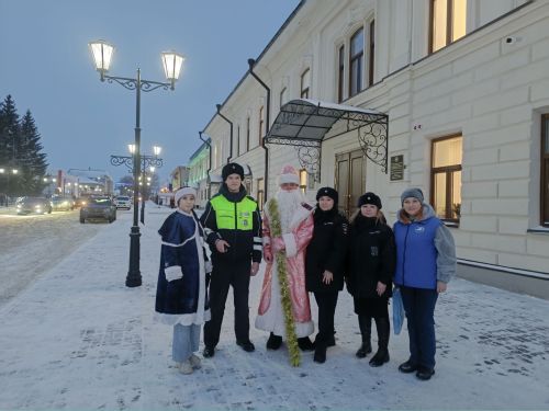 В новогодние дни сотрудники Госавтоинспекции по Мензелинскому району, совместно с сотрудниками полиции, ПДН и ГБУ БДД в костюмах Деда Мороза и Снегурочки провели акцию «С новым годом, водитель!»