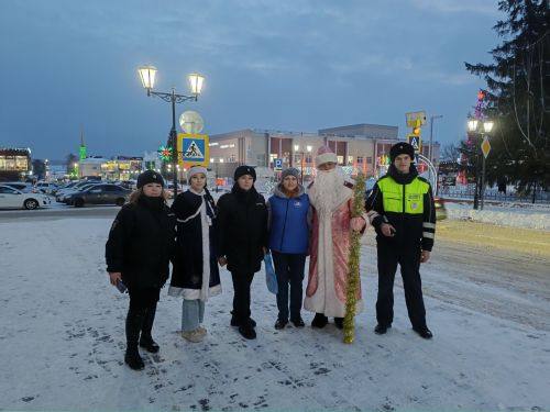 В новогодние дни сотрудники Госавтоинспекции по Мензелинскому району, совместно с сотрудниками полиции, ПДН и ГБУ БДД в костюмах Деда Мороза и Снегурочки провели акцию «С новым годом, водитель!»