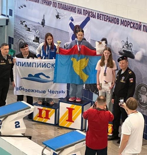 Минзәлә йөзүчеләре диңгез пехотасы ветераннарыннан призларына лаек булдылар