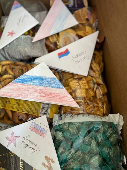Урыс мәктәбе коллективы махсус хәрби операциядә катнашучы чыгарылыш укучыларына посылка җыя