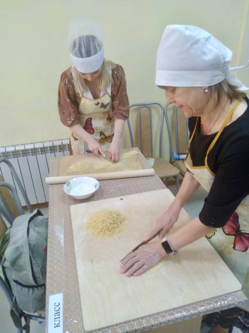 Минзәлә педагогия колледжы студентлары һәм хезмәткәрләре махсус хәрби операциядә катнашучылар өчен токмач әзерләде