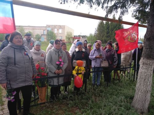 Умелые мастерицы Иркеняша перед праздничным митингом сплели маскировочные сети