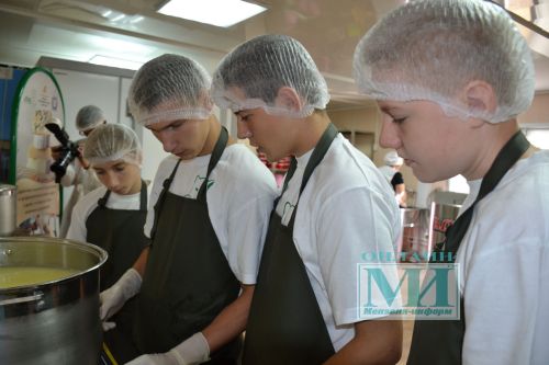 В Мензелинской школе-интернате приступили к изготовлению рекордного сыра