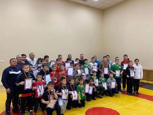 Воспитанники Рамзиля Бадриева и Фанияра Гараева боролись в Муслюмове