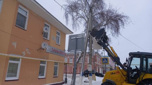 В Мензелинске начали убирать Новогодние украшения
