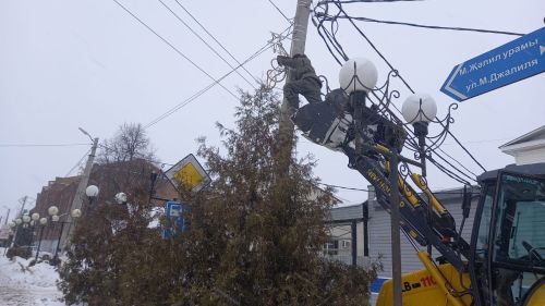 В Мензелинске начали убирать Новогодние украшения