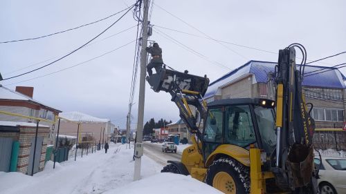 В Мензелинске начали убирать Новогодние украшения