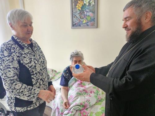 Настоятель Казанско-Богородицкой церкви Евгений Лазарев посетил Мензелинский дом-интернат