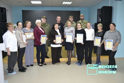 «Тепло ваших рук бесценно» : В Мензелинске чествовали волонтеров