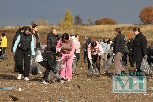 На территории бывшей свалки города Мензелинск состоялся масштабный субботник