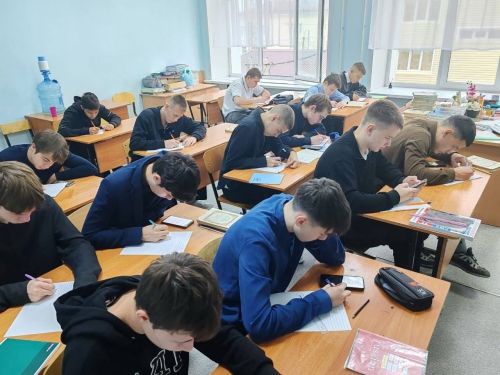 Студенты Мензелинского района поддержали военнослужащих СВО теплыми письмами