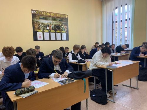 Студенты педколледжа Мензелинск подготовили поздравительные открытки для бойцов СВО