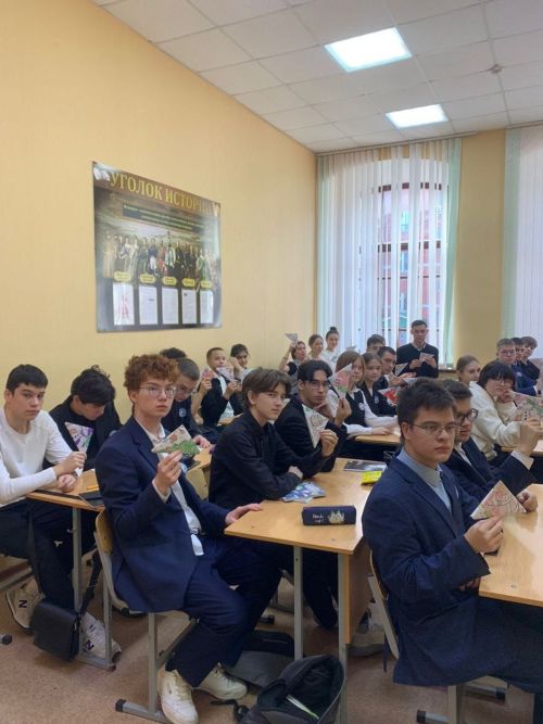 Студенты педколледжа Мензелинск подготовили поздравительные открытки для бойцов СВО