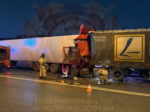 Трагедия на дороге: КамАЗ сбил припаркованный полуприцеп