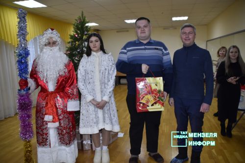 Руководители Мензелинского района стали добрыми волшебниками для молодых людей с инвалидностью