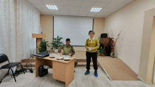 Участник специальной военной операции и волонтёры поздравили Общество инвалидов и вручили им подарки